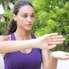 Taís (Débora Nascimento) dá aulas de tai chi chuan, em "Flor do Caribe"