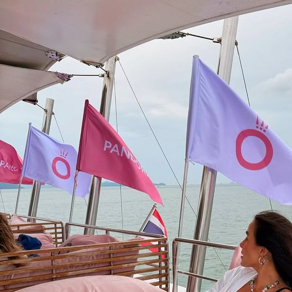 Carol Peixinho apareceu com um biquíni branco e preto em um destino paradisíaco em Phuket, no sul da Tailândia