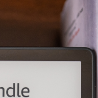 Este Kindle está com mais de R$ 100 de desconto na Black Friday e é perfeito para você ler todos os seus romances favoritos