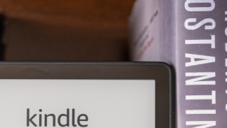 Este Kindle está com mais de R$ 100 de desconto na Black Friday e é perfeito para você ler todos os seus romances favoritos