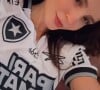 Larissa Manoela posou com a camisa do Botafogo e foi bastante criticada