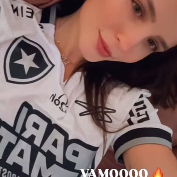 Larissa Manoela posou com a camisa do Botafogo e foi bastante criticada