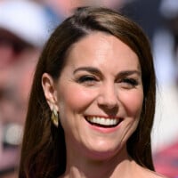 Kate Middleton decidiu usar - da cabeça aos pés! - a cor tendência que todos as fashionistas estão apostando