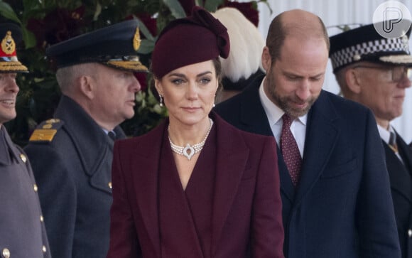 Kate Middleton apostou no look all bordô.