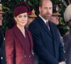 Kate Middleton usou um terninho na cor burgundy.