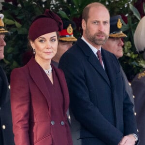 Kate Middleton usou um terninho na cor burgundy.