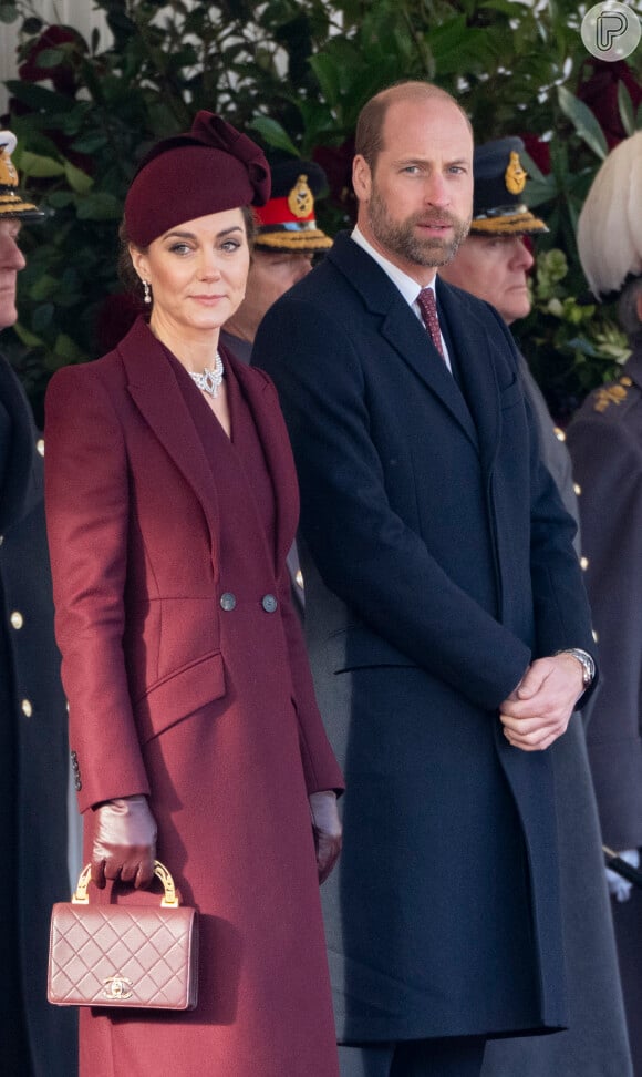 Kate Middleton usou um terninho na cor burgundy.