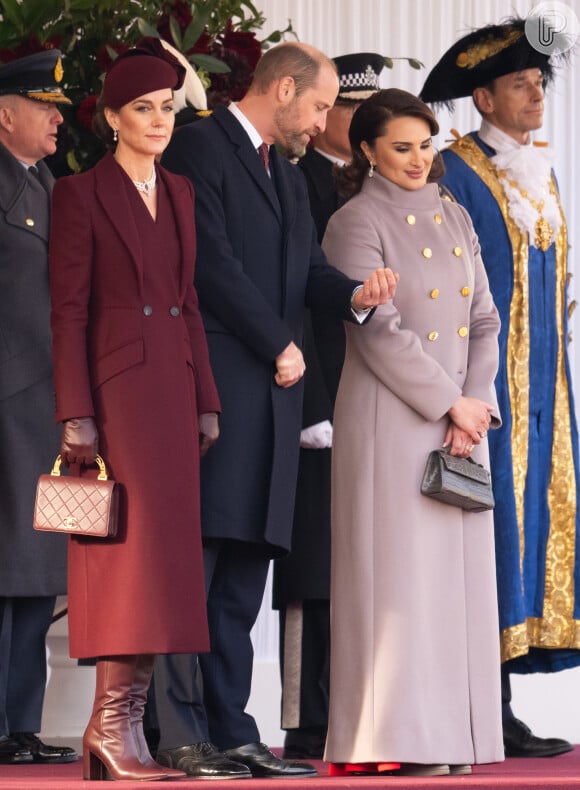 Kate Middleton apostou na cor tanto no terninho, como na bota, na bolsa, e até na luva.