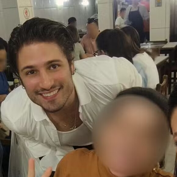 Daniel Rocha está namorando a atriz Vitória Strada