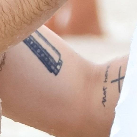 Na parte interna do antebraço esquerdo, há um crucifixo e a expressão "not here" ("aqui não", em tradução livre). Já sobre o peito esquerdo, está tatuada a palavra "here" ("aqui"). "É Jesus, que ressuscitou no terceiro dia. Ele não está mais na cruz, mas sim no coração", explicou o ator em entrevista à revista Ela, do jornal O Globo
