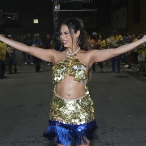 Lexa elegeu um look com franjas e lantejoulas para o ensaio de rua da Unidos da Tijuca rumo ao carnaval 2025