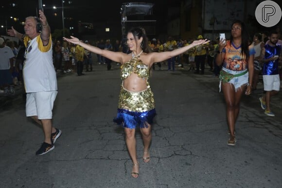 Lexa elegeu um look com franjas e lantejoulas para o ensaio de rua da Unidos da Tijuca rumo ao carnaval 2025