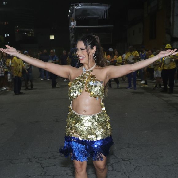 Lexa elegeu um look com franjas e lantejoulas para o ensaio de rua da Unidos da Tijuca rumo ao carnaval 2025