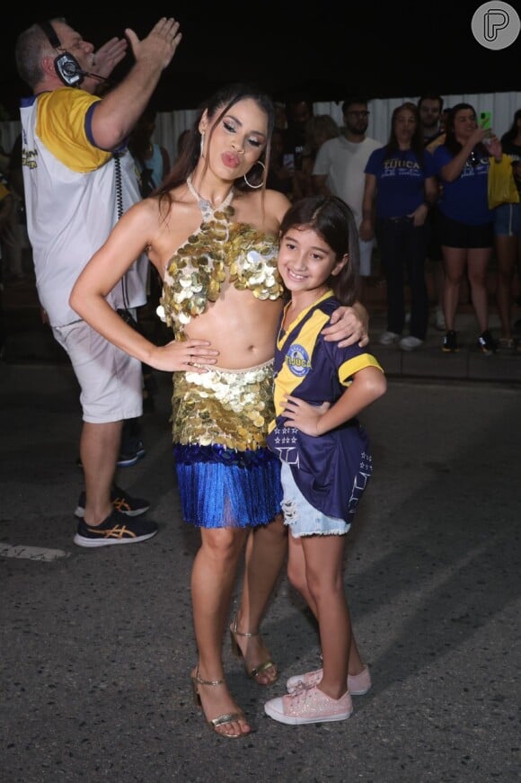 Lexa posou com criança da comunidade no ensaio de rua da Unidos da Tijuca rumo ao carnaval 2025