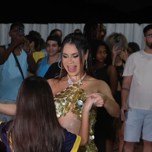 Lexa interagiu com criança da comunidade indicando um preparo para a maternidade