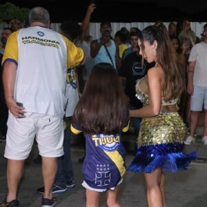 Lexa, rainha de bateria da Unidos da Tijuca no carnaval 2025, atendeu fã criança durante ensaio de rua da escola