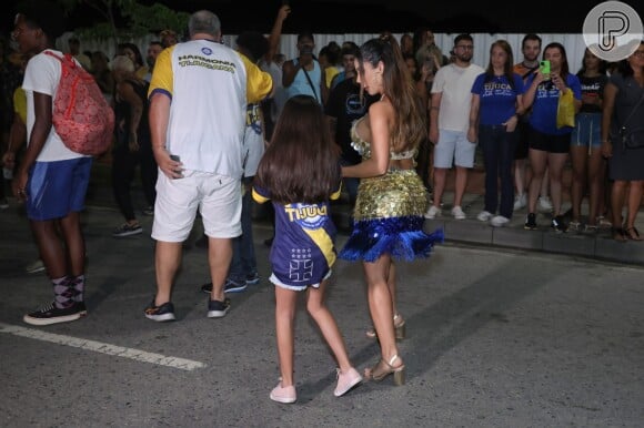 Lexa, rainha de bateria da Unidos da Tijuca no carnaval 2025, atendeu fã criança durante ensaio de rua da escola