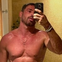 'Vale Tudo', Cauã Reymond? Galã na novela, ator exibe foto de corpo molhado só de sunga e volume deixa até a Globo 'passada'