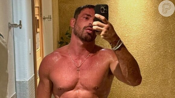 Cauã Reymond posa de sunga em sauna, exibe volume impressionante e deixa até a Globo chocada