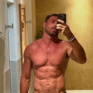 Nesta sexta-feira (06), Cauã Reymond chocou a web ao posar de sunga em uma sauna exibindo seu corpo definido