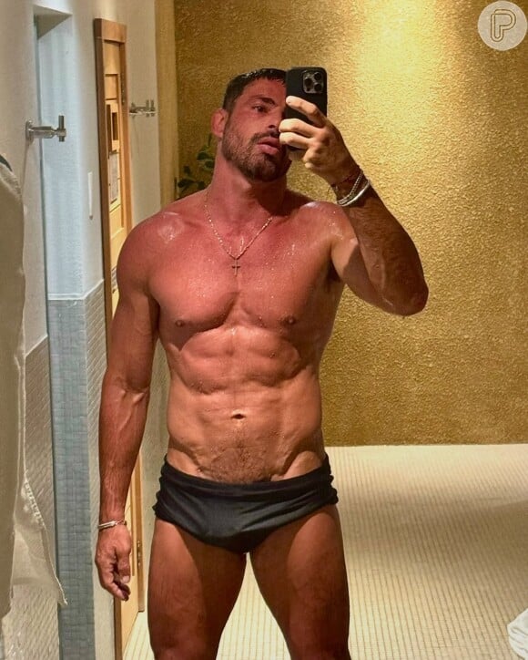 Nesta sexta-feira (06), Cauã Reymond chocou a web ao posar de sunga em uma sauna exibindo seu corpo definido