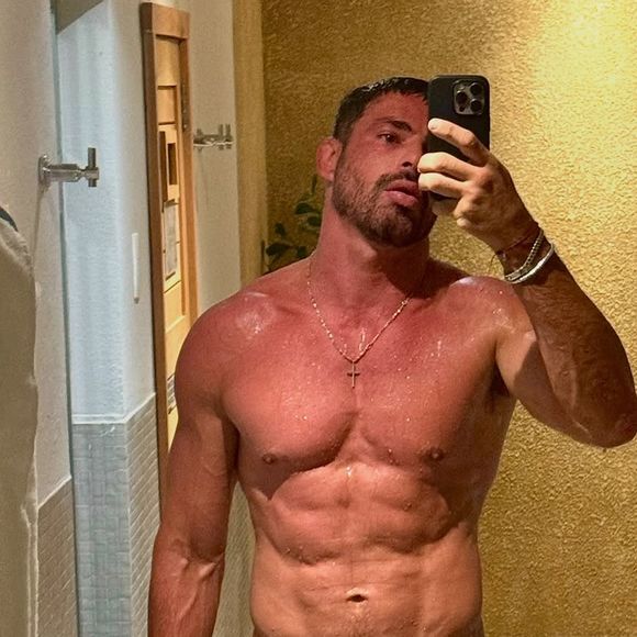 Nesta sexta-feira (06), Cauã Reymond chocou a web ao posar de sunga em uma sauna exibindo seu corpo definido