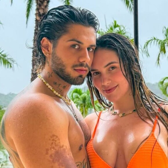 Zé Felipe posa completamente nu em foto hilária durante viagem internacional e faz a alegria dos fãs