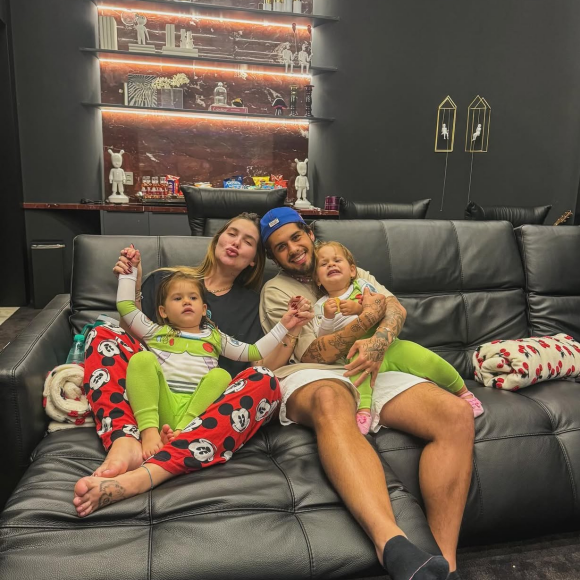 Zé Felipe e Virgínia também levaram as filhas Maria Alice e Maria Flor para as férias em família