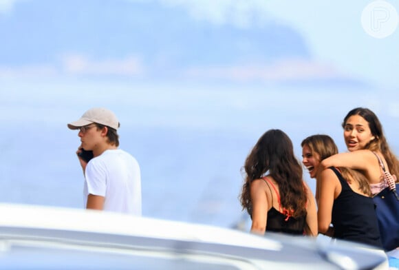 Joaquim Huck, a namorada, Manoela Esteves, e amigos foram à praia de São Conrado em manhã de calor no Rio de Janeiro