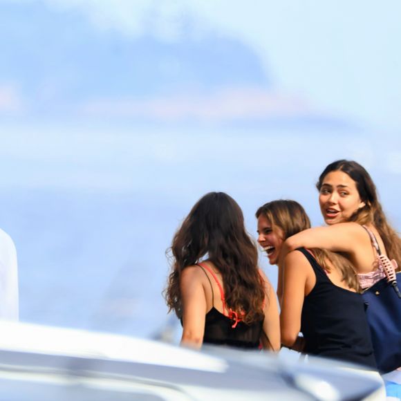 Joaquim Huck, a namorada, Manoela Esteves, e amigos foram à praia de São Conrado em manhã de calor no Rio de Janeiro