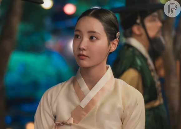 Yeonwoo também faz parte do elenco de 'O Conto da Senhora Ok'. A atriz fez parte de 'Números' e 'Jovens Herdeiros'