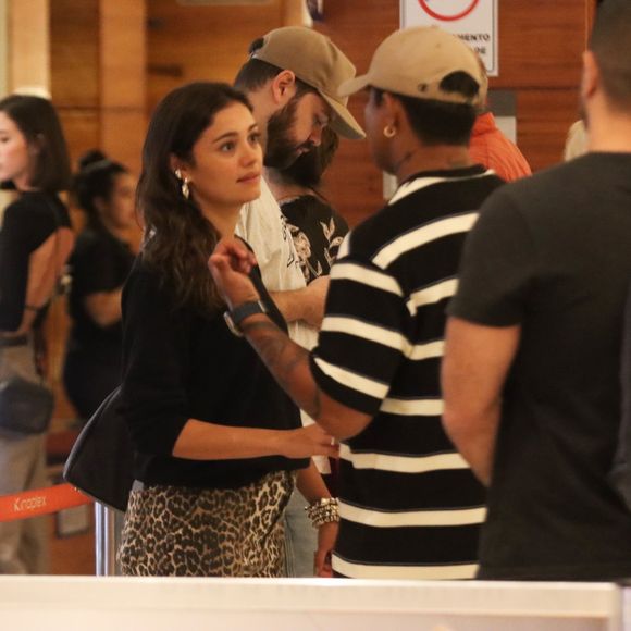 Casal foi flagrado conversando na fila de um cinema no Leblon, Rio de Janeiro