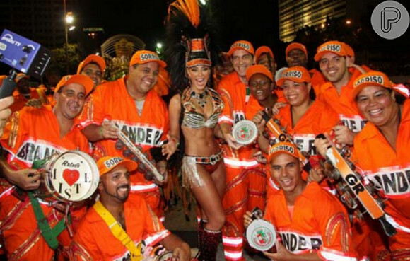 Paolla Oliveira brilhou pelo segundo ano consecutivo à frente da bateria da Grande Rio, em 2010, e mais uma vez foi alvo de comentários pelo corpão exibido na Avenida