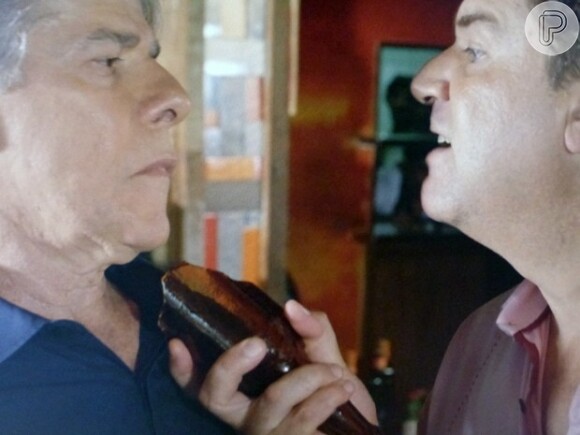 Felipe (Laércio Fonseca) chegou a ameaçar Cláudio (José Mayer) com um caco de vidro, na novela 'Império'