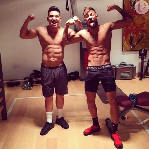 Neymar mostra barriga sarada em foto postada no Instagram