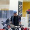 Thiago pe flagrado em uma loja de motos no Rio de Janeiro
