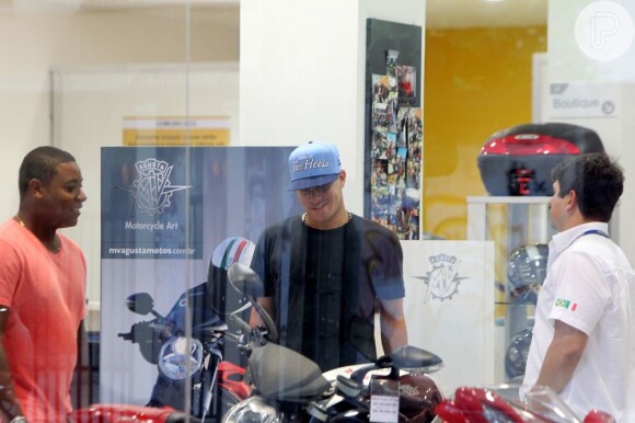 Thiago pe flagrado em uma loja de motos no Rio de Janeiro