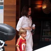 Fernanda Torres passeia com o filho caçula, Antonio, que completa 5 aninhos