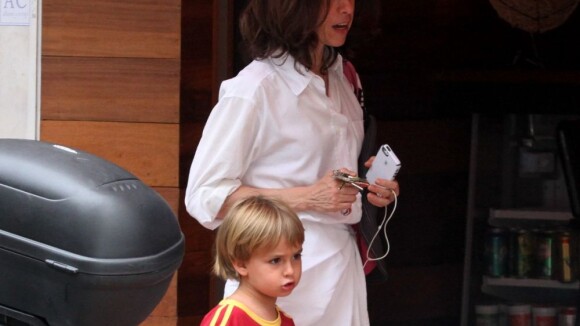 Fernanda Torres passeia com o filho caçula, Antonio, que completa 5 aninhos
