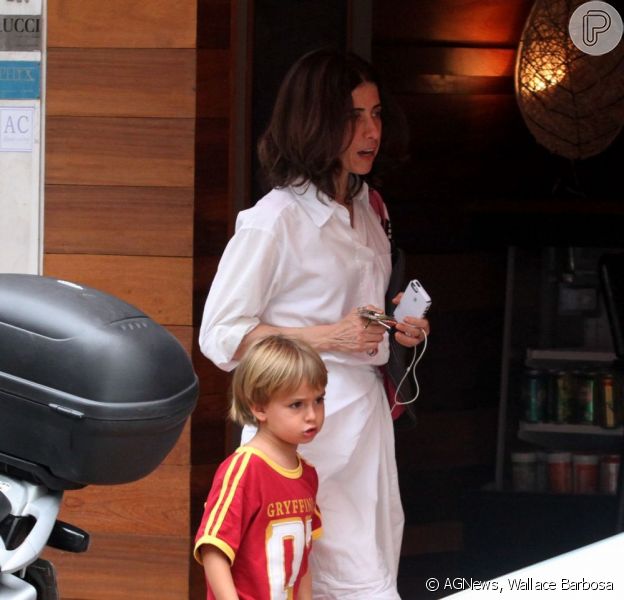 Fernanda Torres passeia com o filho caçula, Antonio, que completa 5 aninhos Purepeople Fernanda Torres passeia com o filho caçula, Antonio, que completa 5 aninhos Purepeople