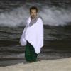 Stephen Dorff enrolado a uma toalha na praia do Leblon
