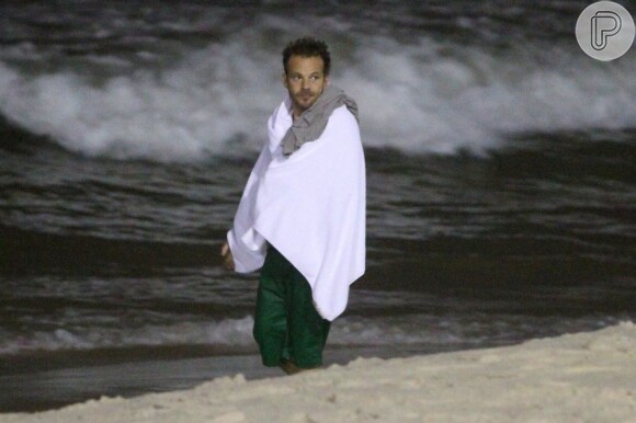 Stephen Dorff enrolado a uma toalha na praia do Leblon