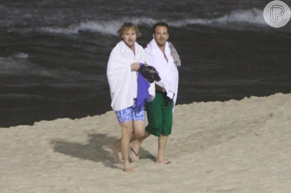 Owen Wilson e Stephen Dorff saindo da praia do Leblon, onde mergulharam na noite desta terça-feira, 28 de novembro de 2012
