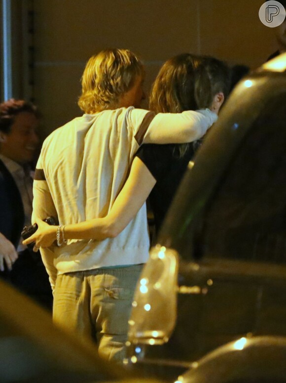Abraçado a uma amiga loira, Owen Wilson é fotografado em frente a um restaurante no Leblon