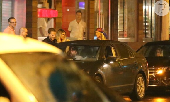 Stephen Dorff conversando perto de um carro com duas amigas loiras. Elas entraram no veículo e foram embora