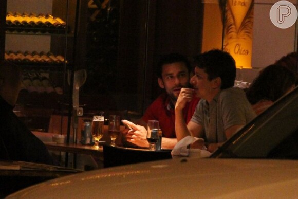 Fred conversa com amigos em restaurante no Leblon, no Rio