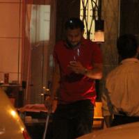 Fred vai a restaurante usando muleta após lesão no jogo do Fluminense