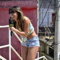 Sabrina Sato grava 'Pânico na Band' no Complexo do Alemão e anima os moradores