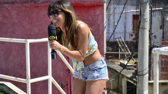 Sabrina Sato grava 'Pânico na Band' no Complexo do Alemão e anima os moradores