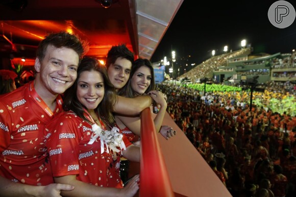 Michel Teló e Thaís Fersoza curtiram o carnaval 2013 na Sapucaí, no Rio, no mesmo camarote em que se conheceram